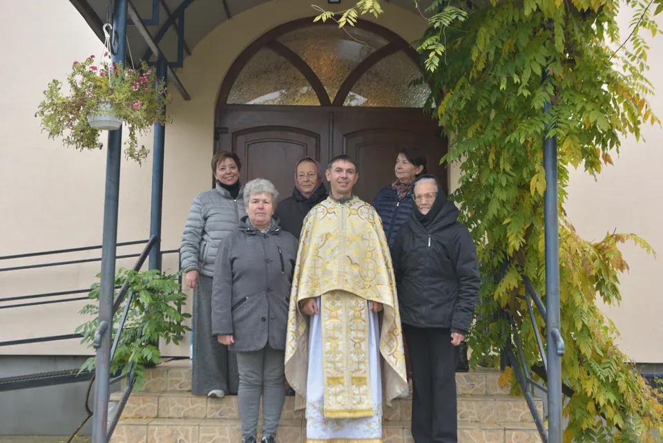 Спільнота біля рідного храму Настоятель і парафіяни на сходах храму